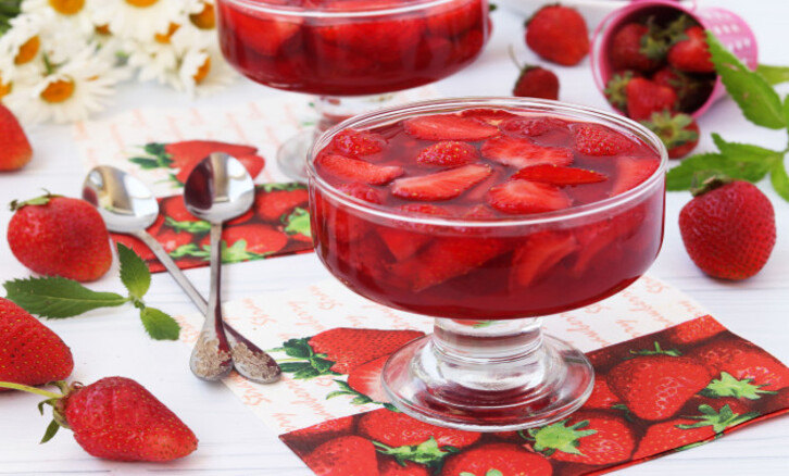 Chilled Strawberry Soup With Pearl Powder